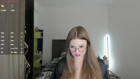 Snapshot of chloecrush chatting on November 2025 08:44:01 PM Chloe online show from November 2025 08:44:01 PM