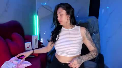 Snapshot of chloee_thompson chatting on September 2025 03:19:02 AM ChloeeThompson online show from September 2025 03:19:02 AM