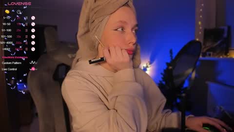 Snapshot of chloegins chatting on December 2024 07:43:01 PM chloegins online show from December 2024 07:43:01 PM