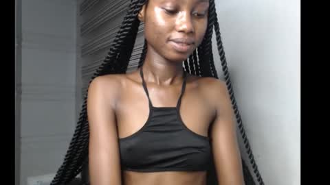 Snapshot of choco_petitqueen chatting on November 2025 04:00:01 AM choco_petitqueen online show from November 2025 04:00:01 AM