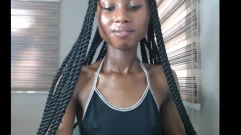 Snapshot of choco_petitqueen chatting on November 2025 08:25:01 AM choco_petitqueen online show from November 2025 08:25:01 AM