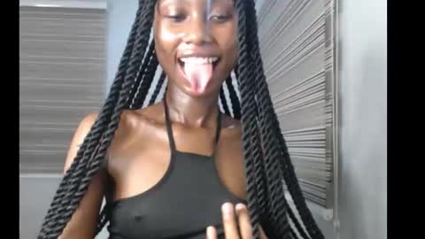 Snapshot of choco_petitqueen chatting on November 2025 05:42:01 PM choco_petitqueen online show from November 2025 05:42:01 PM