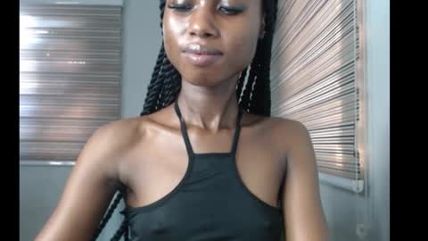 Snapshot of choco_petitqueen chatting on November 2025 07:52:02 AM choco_petitqueen online show from November 2025 07:52:02 AM