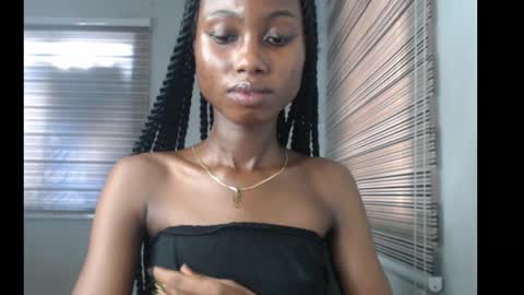 Snapshot of choco_petitqueen chatting on November 2025 08:06:01 AM choco_petitqueen online show from November 2025 08:06:01 AM