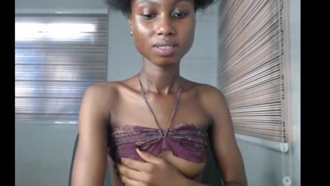 Snapshot of choco_petitqueen chatting on December 2025 07:13:02 AM choco_petitqueen online show from December 2025 07:13:02 AM