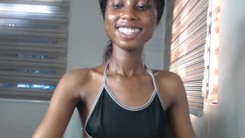 Snapshot of choco_petitqueen chatting on December 2025 02:33:01 PM choco_petitqueen online show from December 2025 02:33:01 PM