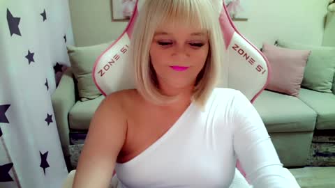 Snapshot of christirose chatting on February 2025 04:50:01 PM Christi online show from February 2025 04:50:01 PM