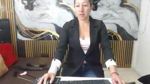 chrystal hotty online show from October 2025 12:15:01 PM