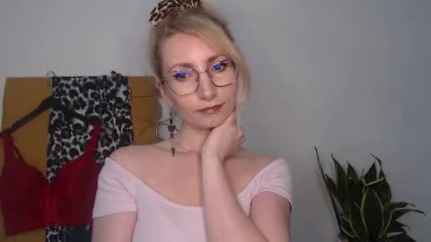 Snapshot of cinderellamoon chatting on April 2026 06:05:01 AM Cinderella online show from April 2026 06:05:01 AM