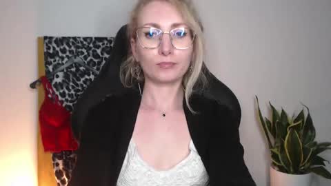 Snapshot of cinderellamoon chatting on April 2026 06:42:01 PM Cinderella online show from April 2026 06:42:01 PM