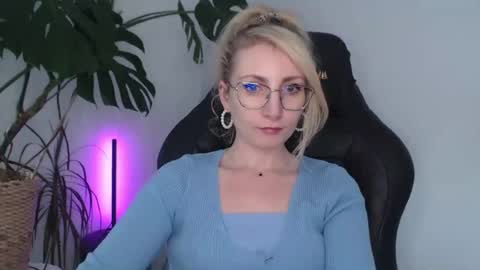 Snapshot of cinderellamoon chatting on May 2026 12:22:02 PM Cinderella online show from May 2026 12:22:02 PM