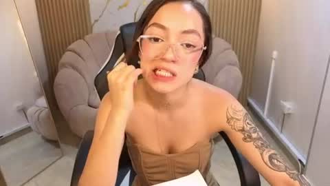 Snapshot of cinnamon_b chatting on July 2026 01:58:33 AM Cinnamon online show from July 2026 01:58:33 AM