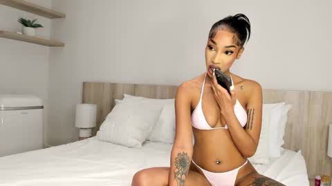 Snapshot of cinnamon_lips07 chatting on May 2026 01:32:02 AM Indie online show from May 2026 01:32:02 AM