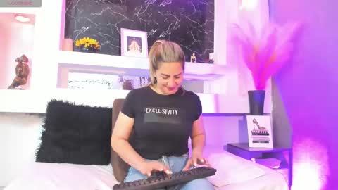 Cinthya  online show from February 2026 12:12:01 PM