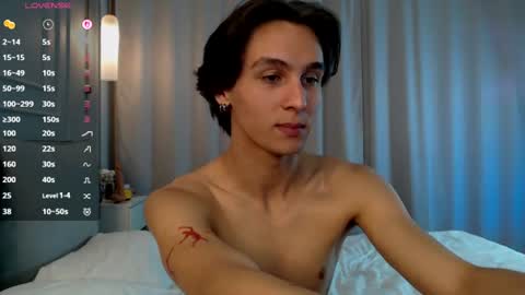 Snapshot of cleo_strings_ chatting on August 2026 10:41:02 PM Cleo online show from August 2026 10:41:02 PM