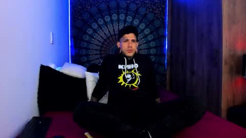 Snapshot of cleosexxx chatting on November 2025 01:05:01 AM cleo y maikol online show from November 2025 01:05:01 AM