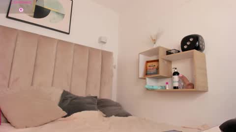 clhoe_johnson_ online show from September 2025 12:20:01 PM