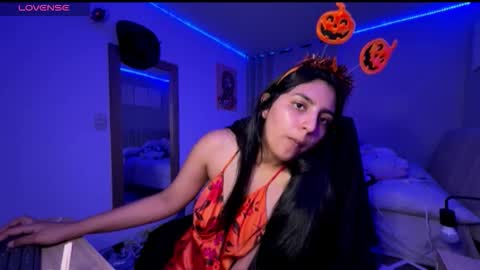 cloe small online show from October 2025 01:06:01 AM