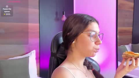 cloee20_ online show from February 2026 02:05:01 AM