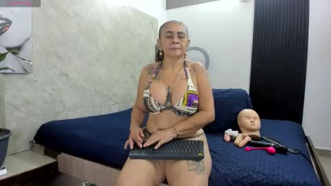 Snapshot of cloee_rabbyt chatting on November 2025 11:23:02 AM CLOE online show from November 2025 11:23:02 AM