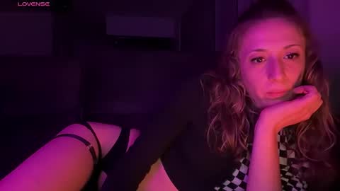 Snapshot of cloudeevee chatting on September 2025 02:01:02 AM CloudEevee online show from September 2025 02:01:02 AM