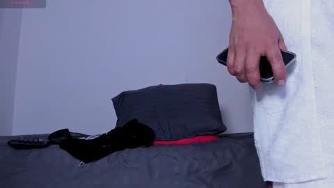 Snapshot of cloudy_pigdude chatting on March 2025 12:04:01 AM CRISTIAN online show from March 2025 12:04:01 AM