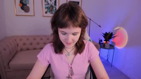 Snapshot of clover_red chatting on December 2024 02:05:02 PM Clover follow me online show from December 2024 02:05:02 PM