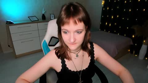 Snapshot of clover_red chatting on December 2024 03:00:02 PM Clover follow me online show from December 2024 03:00:02 PM