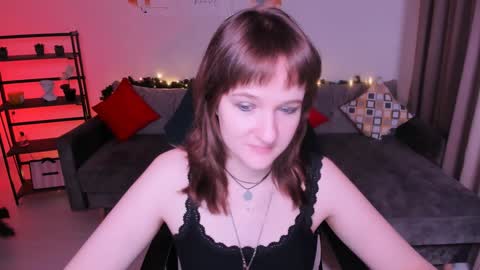 Snapshot of clover_red chatting on January 2025 02:52:01 PM Clover follow me online show from January 2025 02:52:01 PM