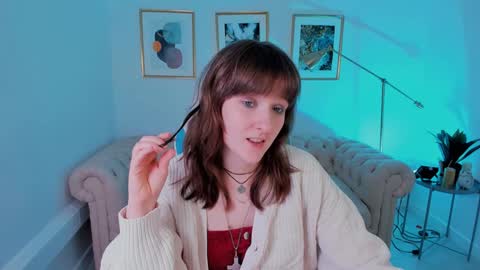 Snapshot of clover_red chatting on February 2025 05:23:02 PM Clover follow me online show from February 2025 05:23:02 PM