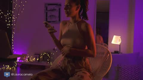 Snapshot of colouristic chatting on December 2024 12:22:02 AM Laura online show from December 2024 12:22:02 AM