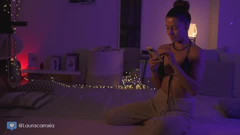 Snapshot of colouristic chatting on December 2024 11:24:01 PM Laura online show from December 2024 11:24:01 PM