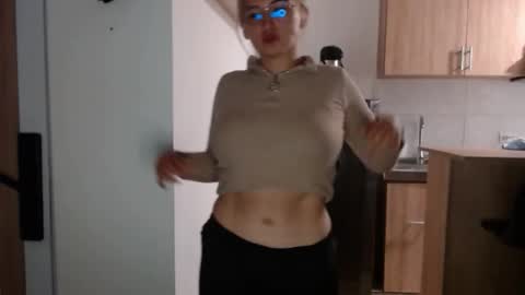 Coralein online show from December 2025 06:00:01 AM