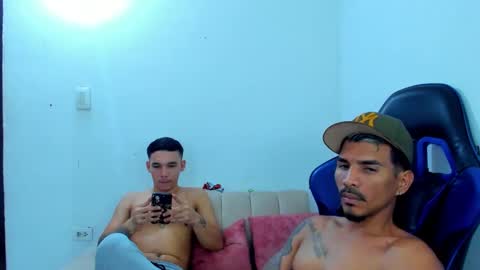Snapshot of couple_bigcock_ chatting on September 2025 02:44:01 AM aron y stivens online show from September 2025 02:44:01 AM
