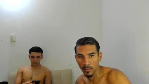 Snapshot of couple_bigcock_ chatting on October 2025 12:43:01 AM aron y stivens online show from October 2025 12:43:01 AM
