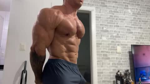 Snapshot of couplemuscle40 chatting on February 2026 12:33:02 PM couplemuscle40 online show from February 2026 12:33:02 PM