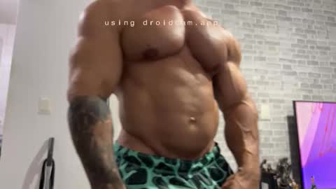 Snapshot of couplemuscle40 chatting on February 2026 02:18:02 AM couplemuscle40 online show from February 2026 02:18:02 AM