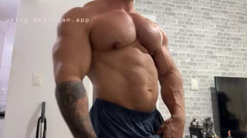 Snapshot of couplemuscle40 chatting on February 2026 05:31:01 PM couplemuscle40 online show from February 2026 05:31:01 PM