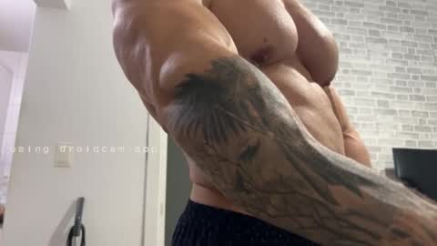 Snapshot of couplemuscle40 chatting on February 2026 05:44:02 PM couplemuscle40 online show from February 2026 05:44:02 PM