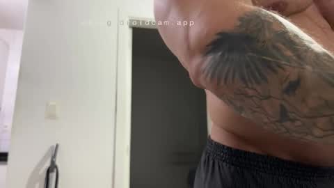 Snapshot of couplemuscle40 chatting on March 2026 01:44:02 AM couplemuscle40 online show from March 2026 01:44:02 AM