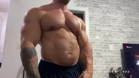 Snapshot of couplemuscle40 chatting on March 2026 01:22:01 AM couplemuscle40 online show from March 2026 01:22:01 AM