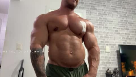 Snapshot of couplemuscle40 chatting on March 2026 06:02:01 PM couplemuscle40 online show from March 2026 06:02:01 PM