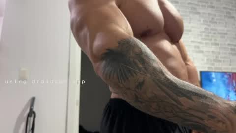 Snapshot of couplemuscle40 chatting on March 2026 10:25:01 PM couplemuscle40 online show from March 2026 10:25:01 PM