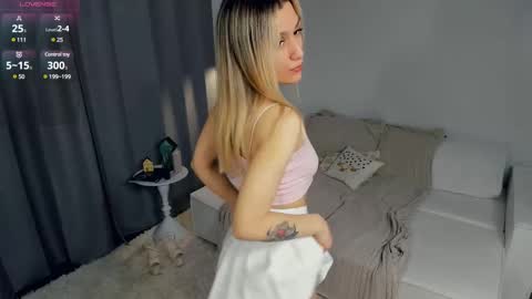 Snapshot of crazy_selfi chatting on February 2025 02:50:02 AM Emma online show from February 2025 02:50:02 AM