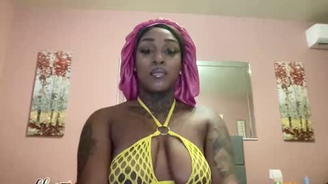 Snapshot of creame_sensation chatting on February 2025 02:17:02 AM PHANTOMTARGARYENXXX online show from February 2025 02:17:02 AM