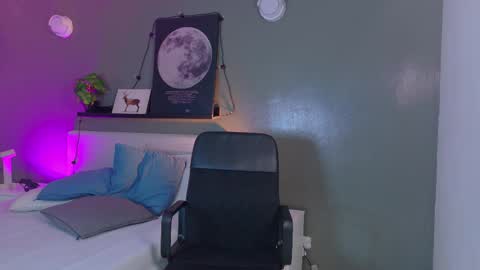 Nicole  Connection time 220pm-910pmCol online show from November 2025 07:57:01 PM