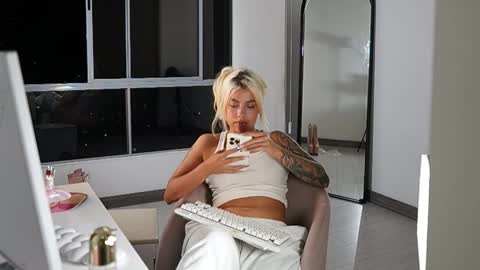 Snapshot of cristalhill chatting on February 2026 03:39:01 AM Laura online show from February 2026 03:39:01 AM