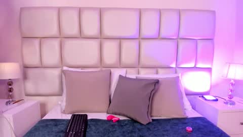 Snapshot of cristallwilliams chatting on December 2025 08:15:01 PM cristallwilliams online show from December 2025 08:15:01 PM