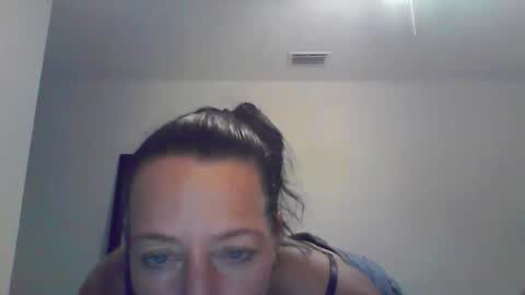 Snapshot of cristalmills069 chatting on April 2026 03:42:01 AM Quartz online show from April 2026 03:42:01 AM