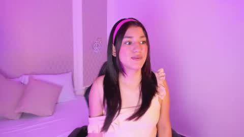 C R I S T I N online show from April 2026 08:01:02 PM